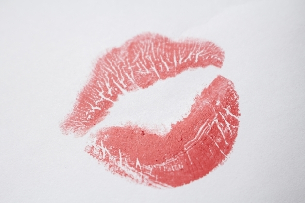 乾燥リップじゃキスもできない！冬の唇荒れを防ぐ方法