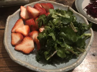 【食事】 #3 苺とケールのサラダ